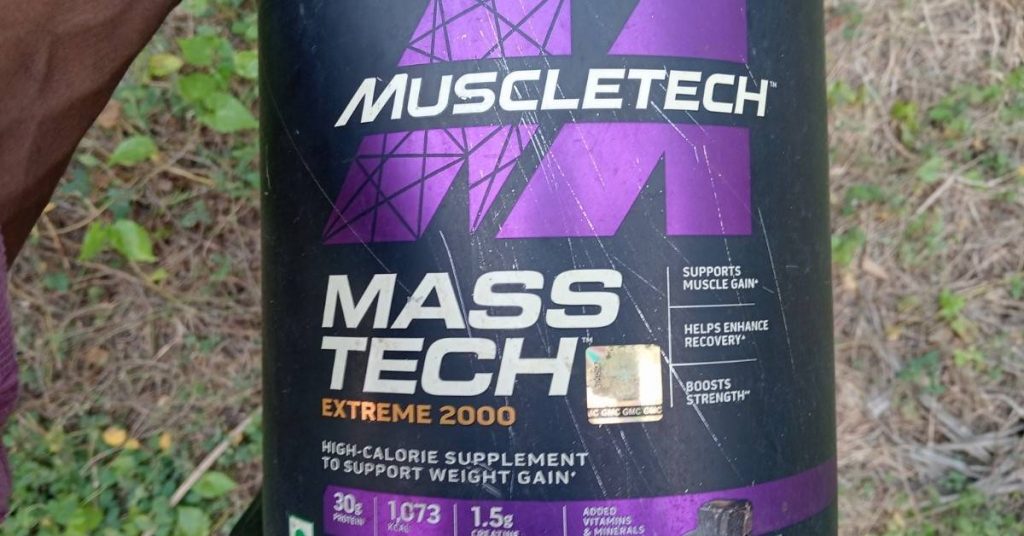 Original seal and batch number on MuscleTech Mass Gainer Extreme 2000 container